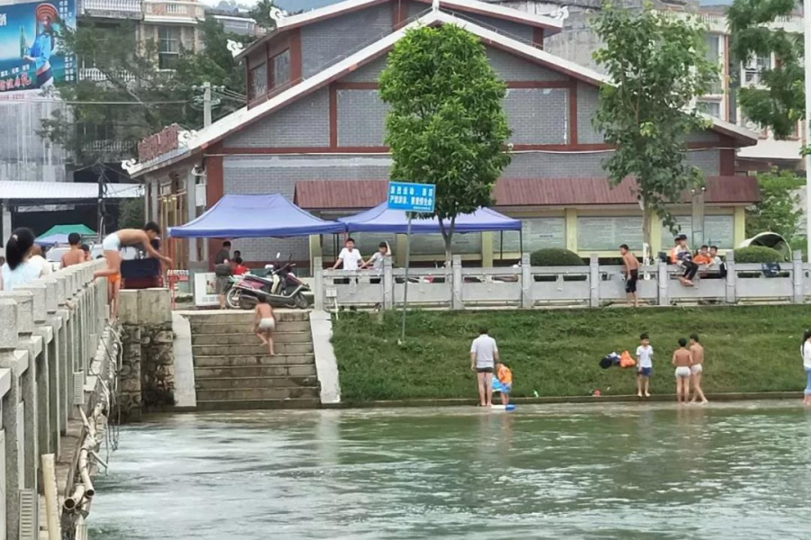 靖西龙潭一群学生做这事，替他们捏了一把汗..... - 靖西市·靖西网