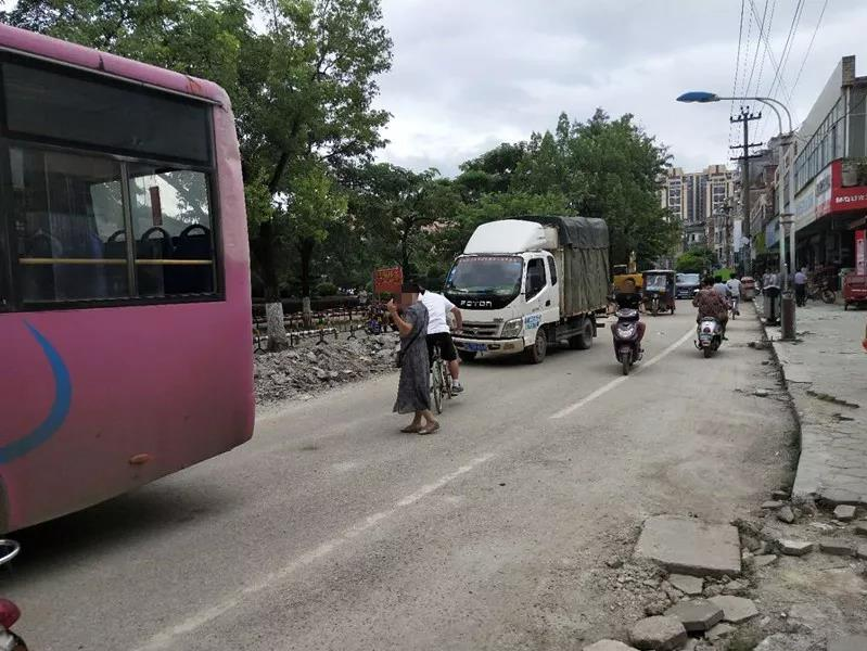 温馨提醒：靖西中山广场下水道 施工，各位呗侬请绕行 - 靖西市·靖西网