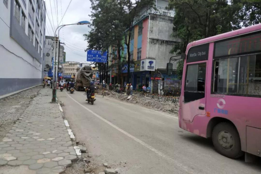 温馨提醒：靖西中山广场下水道 施工，各位呗侬请绕行 - 靖西市·靖西网