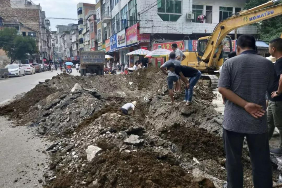 靖西城西路农贸桥头修路，过往的呗侬请注意安全 - 靖西市·靖西网