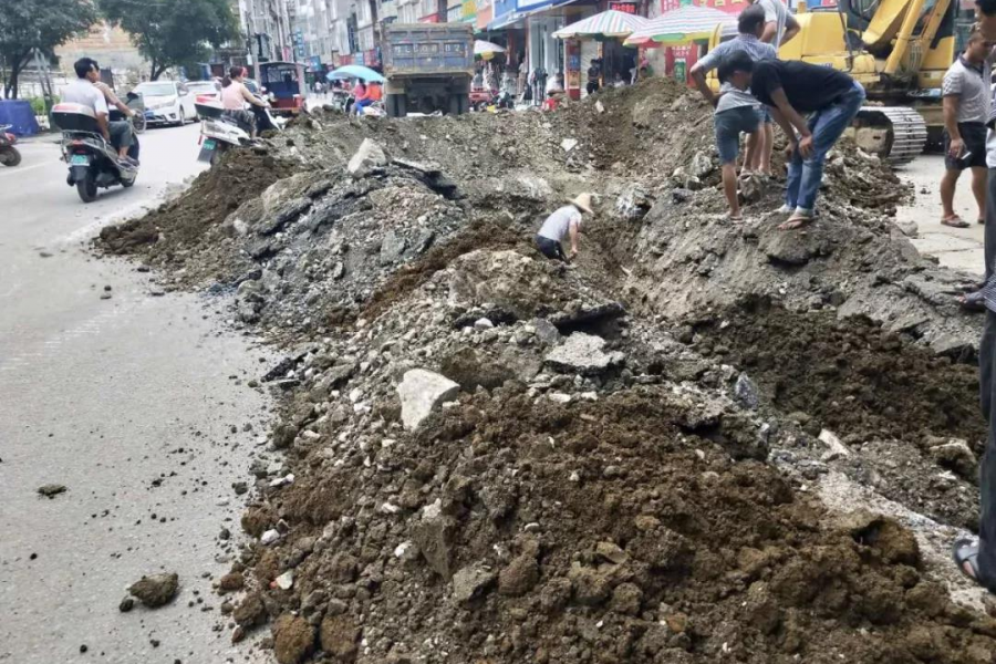 靖西城西路农贸桥头修路，过往的呗侬请注意安全 - 靖西市·靖西网