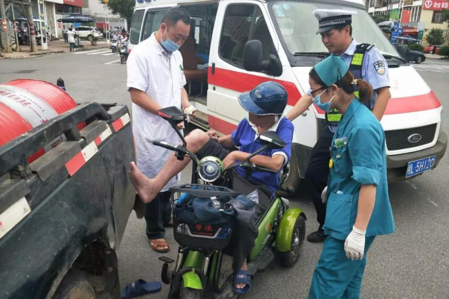 靖西环球路口的暖心一幕 - 靖西市·靖西网