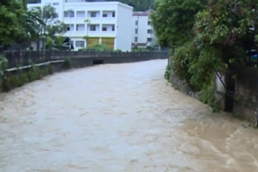 遭持续强降雨袭击 那坡山体滑坡路基坍塌 - 靖西市·靖西网