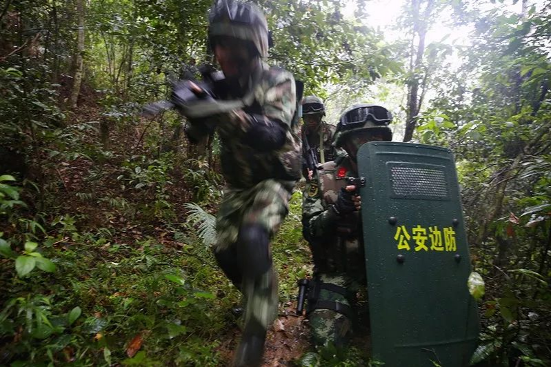 堪称大片！靖西龙邦边检站官兵在野外进行特战训练…… - 靖西市·靖西网