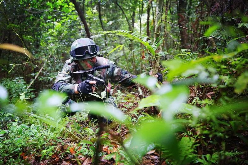 堪称大片！靖西龙邦边检站官兵在野外进行特战训练…… - 靖西市·靖西网