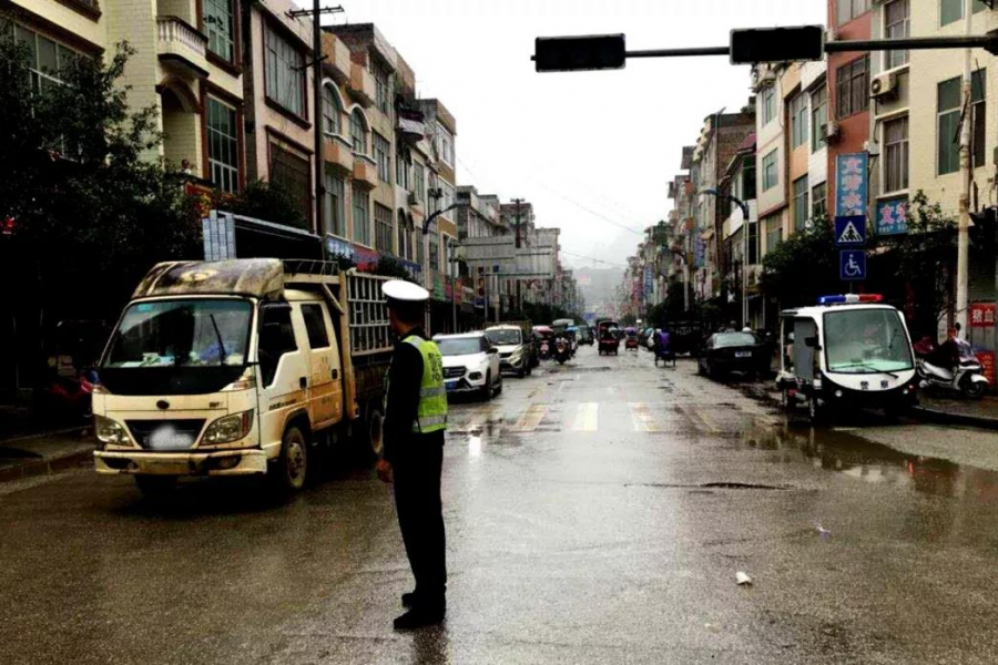今天早上，有人在靖西禄峒路口冒雨站着…… - 靖西市·靖西网