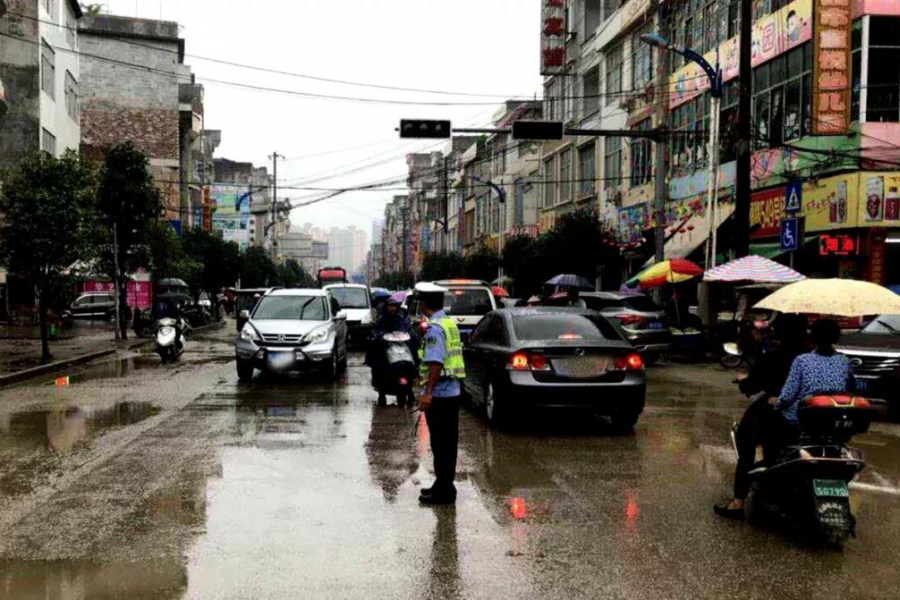 今天早上，有人在靖西禄峒路口冒雨站着…… - 靖西市·靖西网