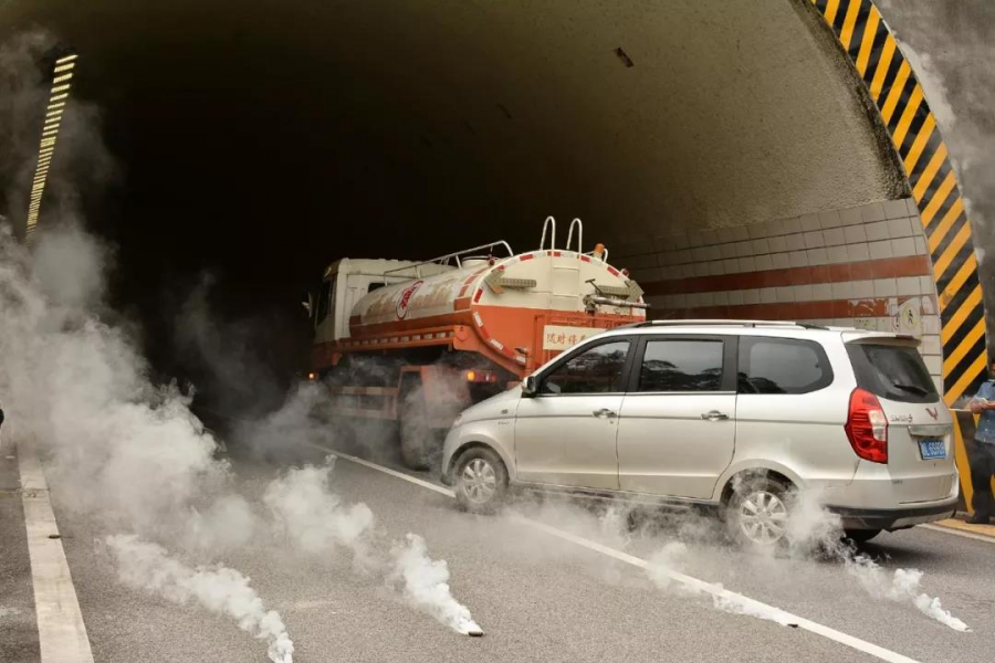 靖西泗梨隧道交通事故致危化品泄漏？真相是…… - 靖西市·靖西网