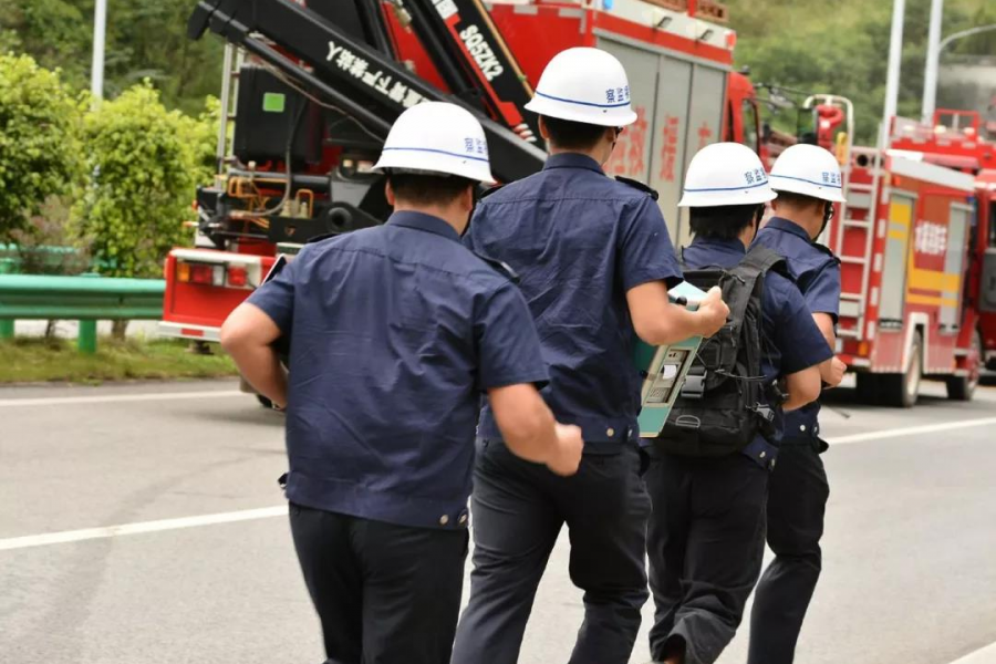 靖西泗梨隧道交通事故致危化品泄漏？真相是…… - 靖西市·靖西网