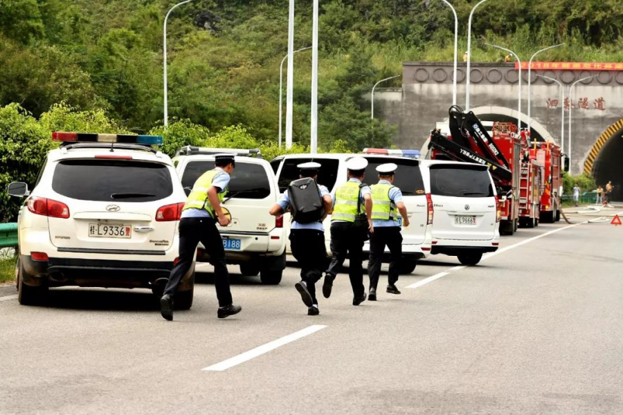 靖西泗梨隧道交通事故致危化品泄漏？真相是…… - 靖西市·靖西网