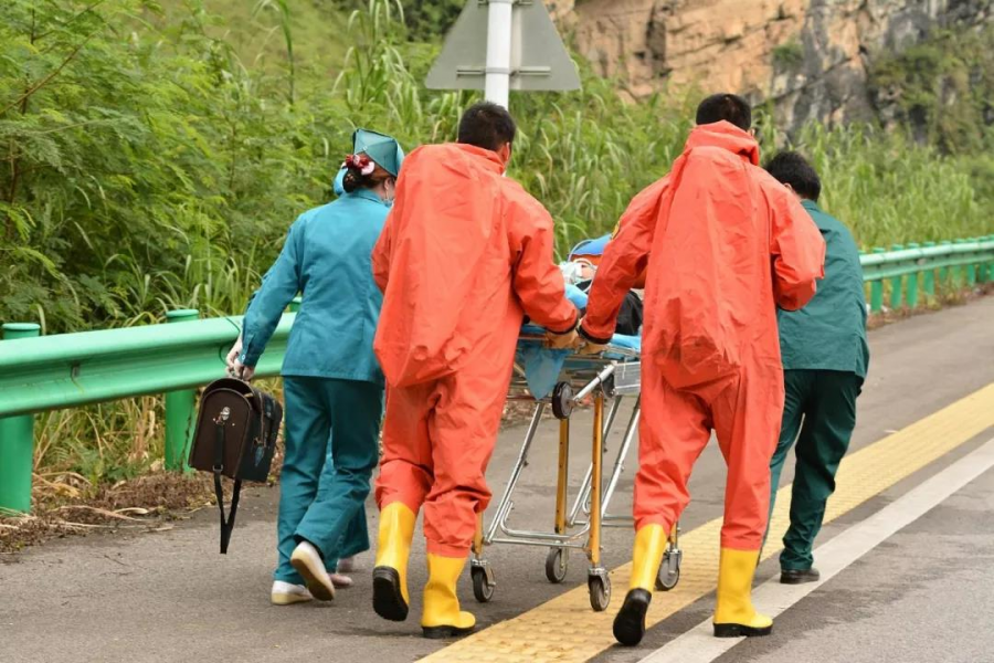 靖西泗梨隧道交通事故致危化品泄漏？真相是…… - 靖西市·靖西网