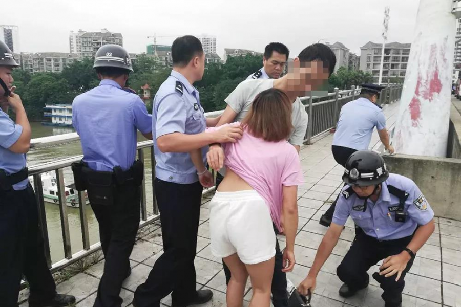 百色女子为爱痴狂欲跳河轻生！僵持2小时后，民警灵机一动…… - 靖西市·靖西网