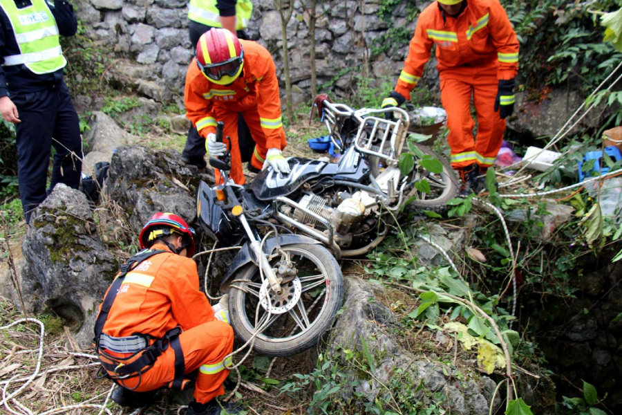 隆林摩托车失控1男子掉入30米天坑，万幸人还活着 - 靖西市·靖西网