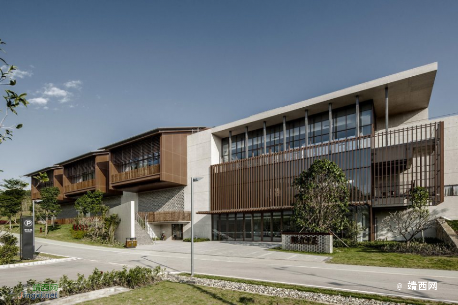 百色干部学院实景图，浓浓的巴厘岛风格建筑。全国为数不多的学院之一 - 靖西市·靖西网