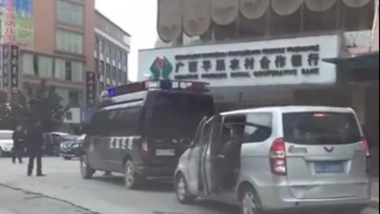 平果街头发生打架斗殴，钢管、锁头都用上了！ - 靖西市·靖西网