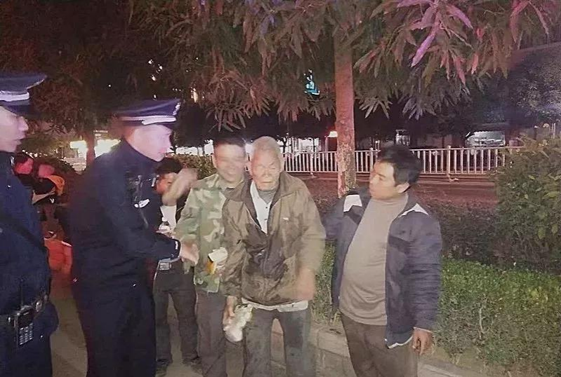 暖心！靖西警民合力救助走失老人..... - 靖西市·靖西网