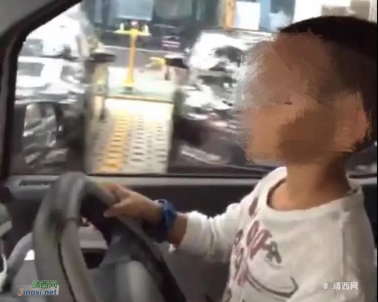 5岁男孩开车上路，父母录制视频？父亲：孩子坐在我身上 - 靖西市·靖西网