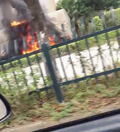 危险！平果一大货车突然在路上发生自燃，现场浓烟滚滚 - 靖西市·靖西网