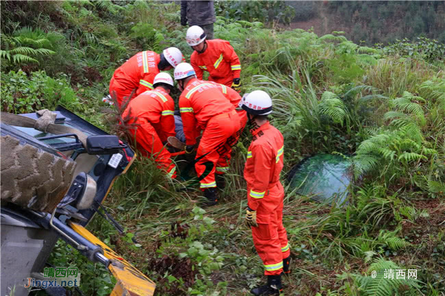 突发！百色那坡县一铲车侧翻下公路 致驾驶员死亡！ - 靖西市·靖西网