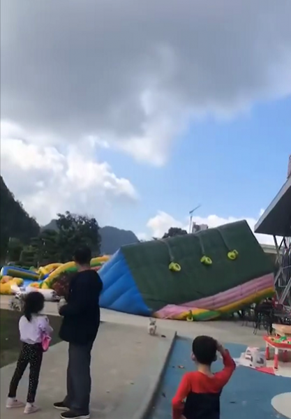 危险：靖西云天城的充气城堡倒塌，现场有小孩晕倒？ - 靖西市·靖西网