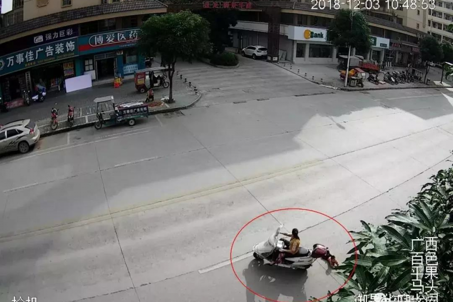 百色街头惊险一幕：2岁男孩不慎从行驶中的电动自行车后座摔下 - 靖西市·靖西网