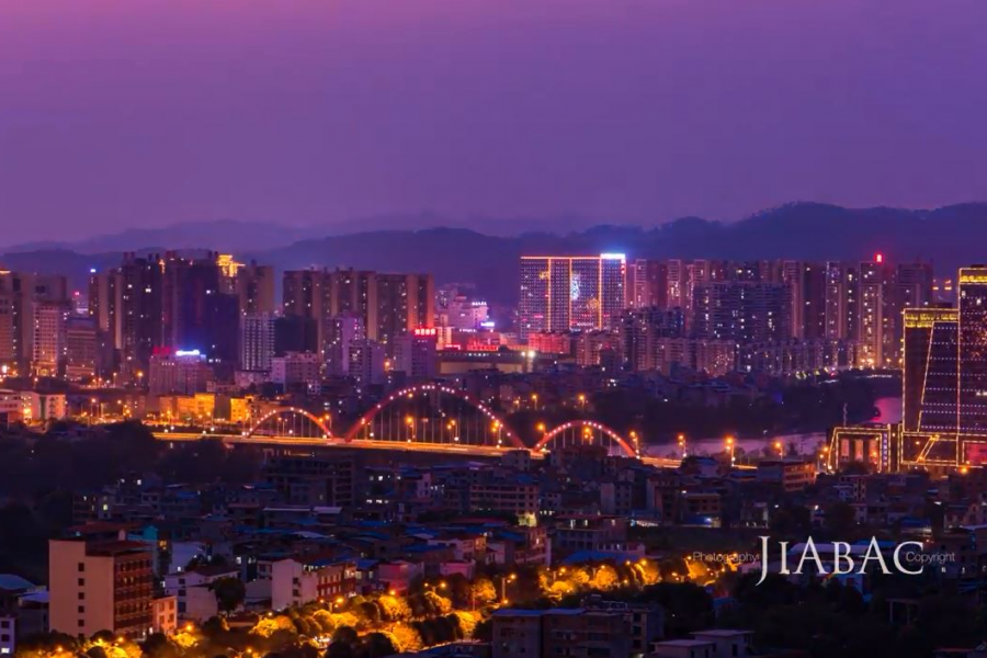 广西60大庆当晚（广西电视台）无人机俯拍到百色右江区夜景画面。 - 靖西市·靖西网