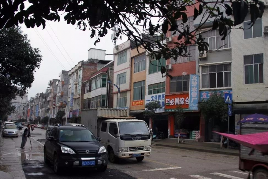 靖西市市政局开展凤凰路道路修补，切实提升群众满意度...... - 靖西市·靖西网