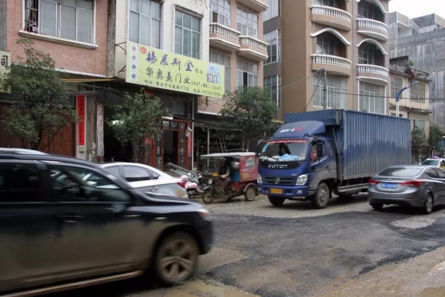 靖西市市政局开展凤凰路道路修补，切实提升群众满意度...... - 靖西市·靖西网