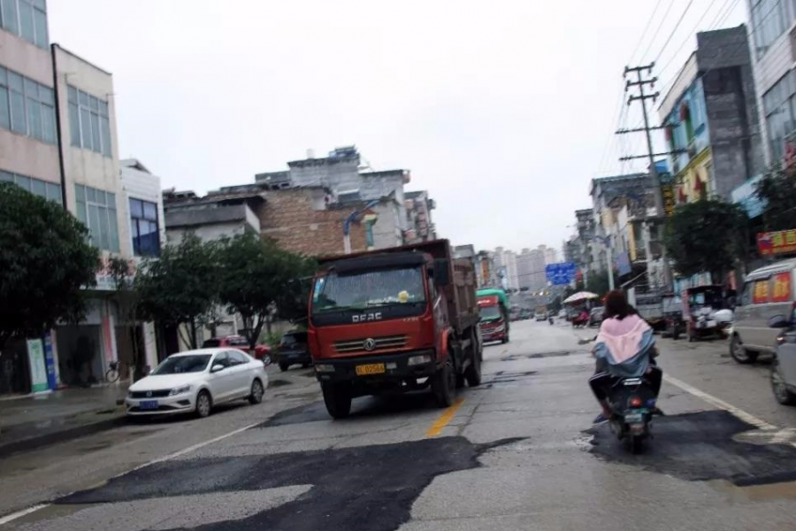 靖西市市政局开展凤凰路道路修补，切实提升群众满意度...... - 靖西市·靖西网