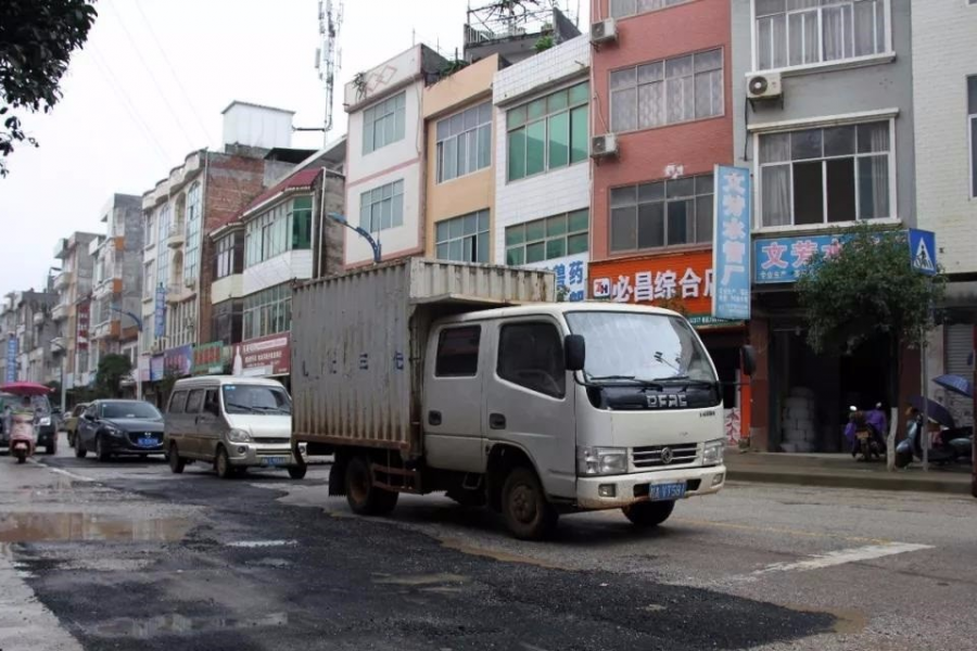靖西市市政局开展凤凰路道路修补，切实提升群众满意度...... - 靖西市·靖西网