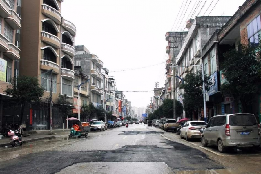 靖西市市政局开展凤凰路道路修补，切实提升群众满意度...... - 靖西市·靖西网