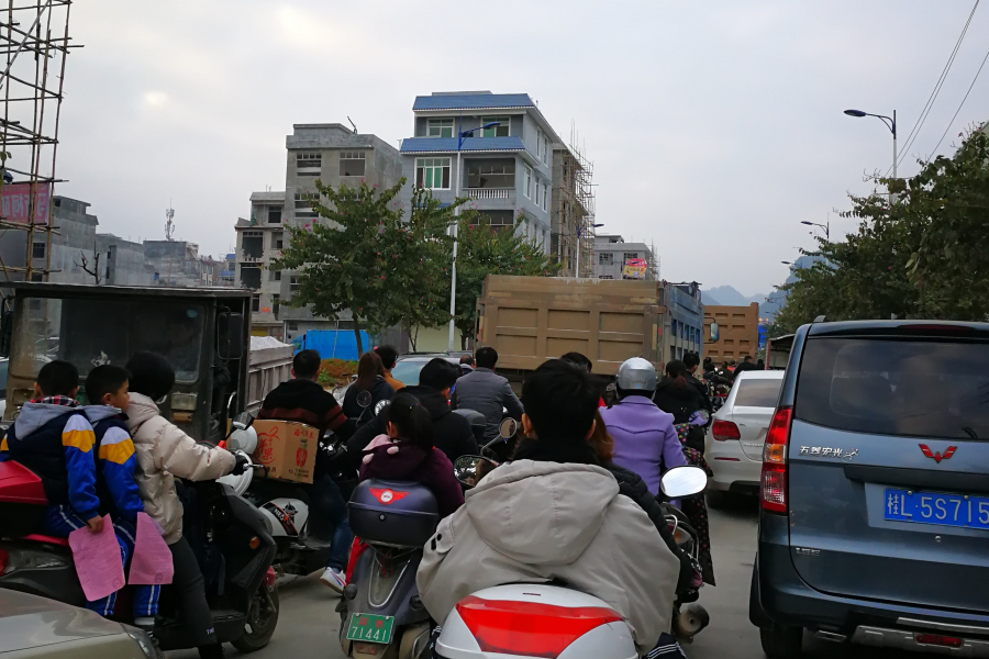 今天学生放假，靖西部分学校路段堵车 - 靖西市·靖西网