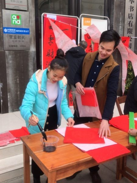 “挥毫写春意”国门书店迎春现场写对联于1月27日举行。 - 靖西市·靖西网