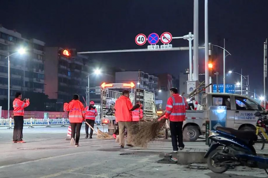 广西一轿车连撞多车冲上人行道，现场惨烈，伤者讲述弃车保命惊魂一幕 - 靖西市·靖西网