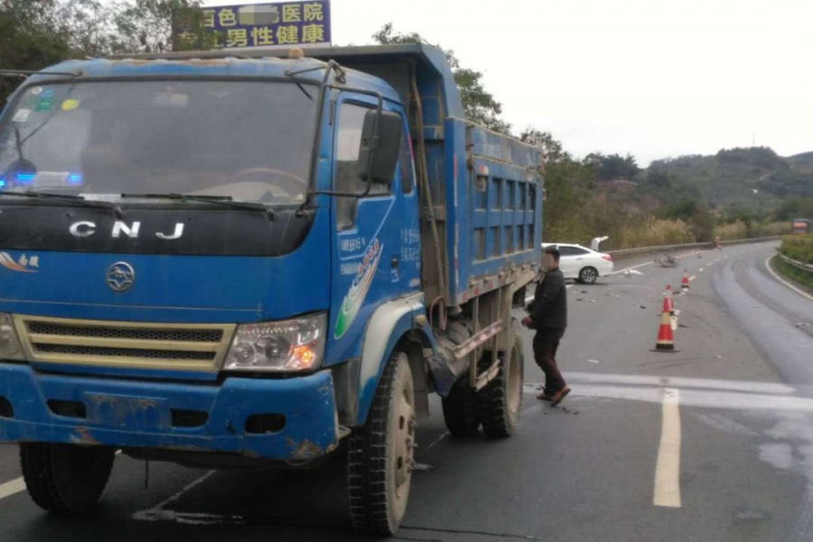 百色小车高速追尾货车2人重伤，只因司机开车玩手机 - 靖西市·靖西网