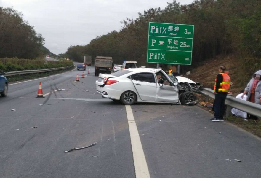 百色小车高速追尾货车2人重伤，只因司机开车玩手机 - 靖西市·靖西网