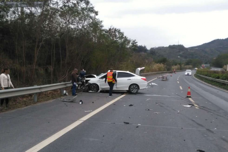 百色小车高速追尾货车2人重伤，只因司机开车玩手机 - 靖西市·靖西网