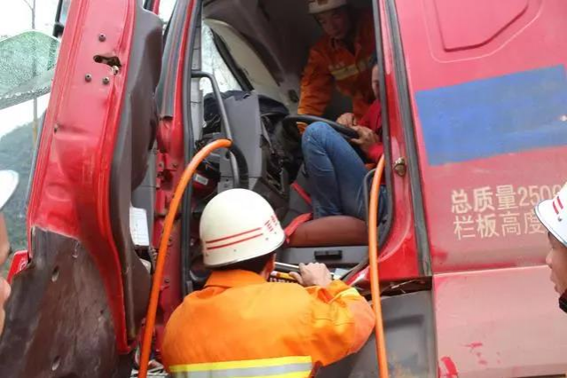 又撞了！靖西两泥头车追尾致1人被困，追尾原因竟是.... - 靖西市·靖西网