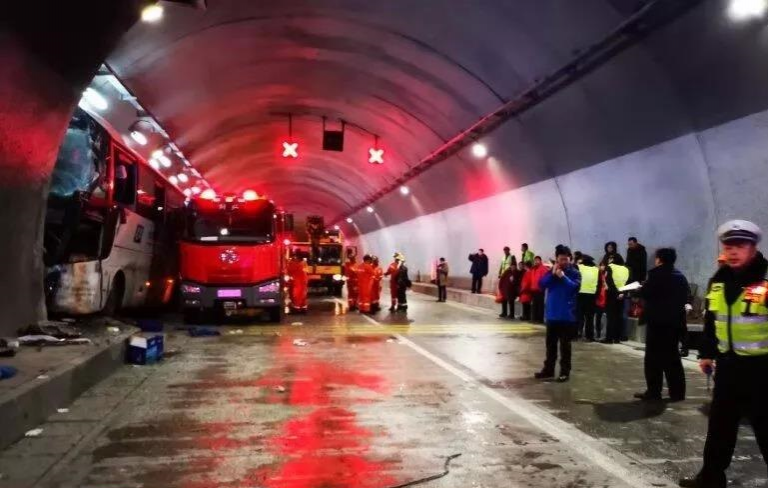突发！4死4重伤，一辆大客车在广西高速隧道内侧翻！ - 靖西市·靖西网