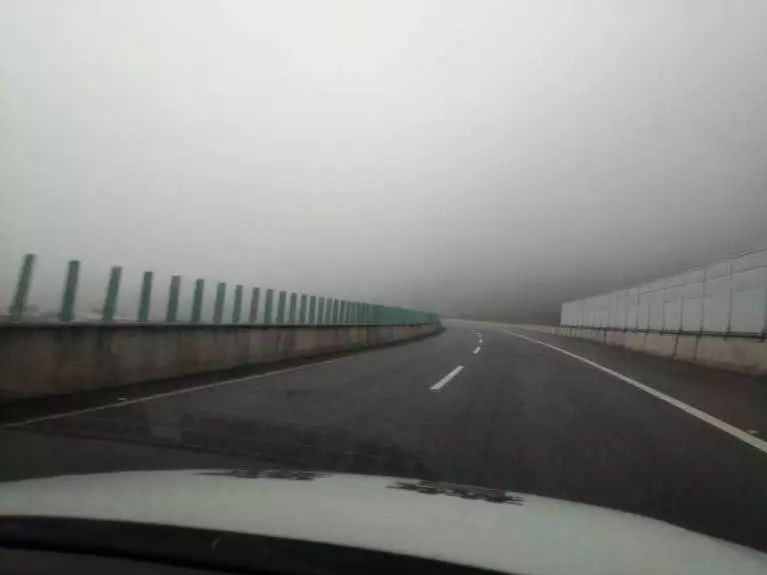 雨雾霏霏，交警同行，靖西贝侬行车要注意！ - 靖西市·靖西网