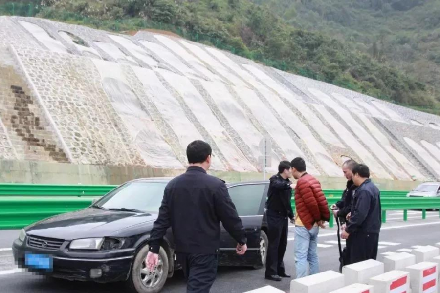 又挨了!靖西龙靖高速路地州出口处，1辆拉走私车逆行逃跑被抓...... - 靖西市·靖西网