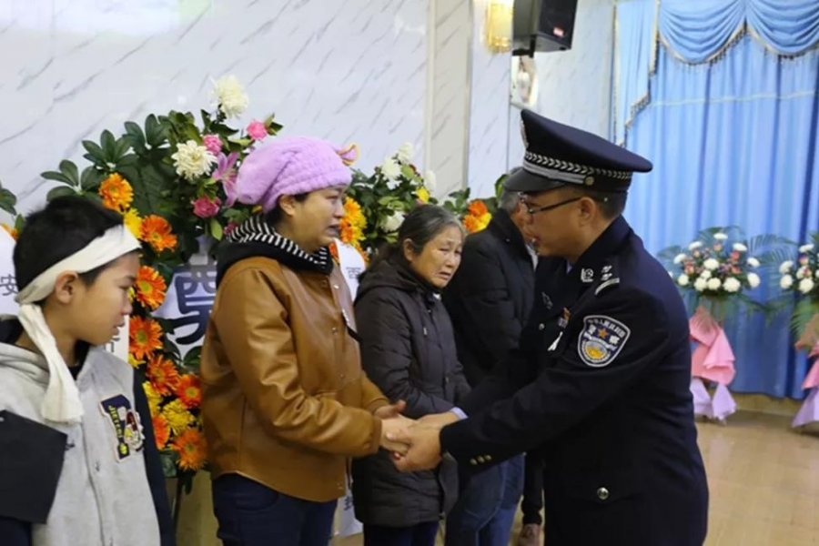 因公殉职靖西民警黄安永同志遗体告别仪式在百色市殡仪馆举行 - 靖西市·靖西网