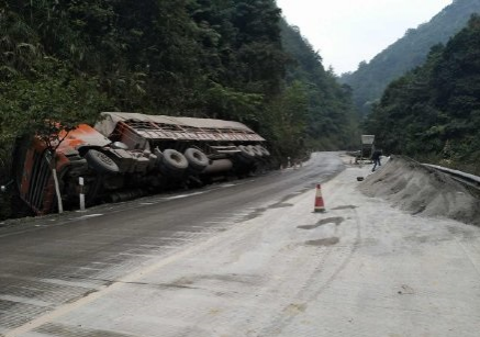 靖西往德保路段一辆拖头车翻至路边 - 靖西市·靖西网