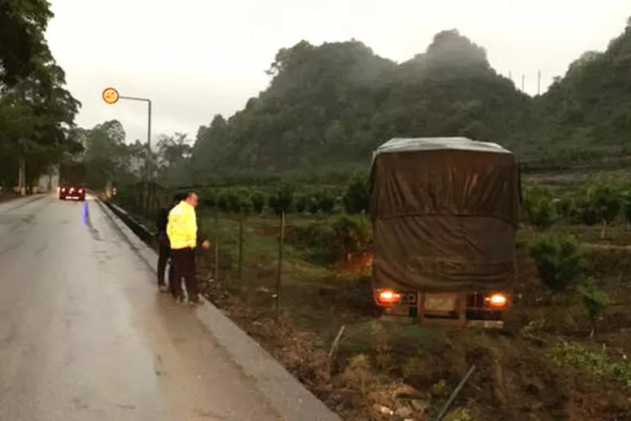 凌晨，靖西新民路段大货车玩漂移…… - 靖西市·靖西网