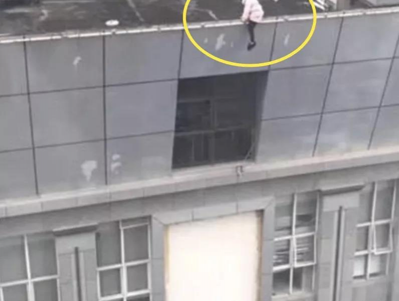 3.8妇女节，21岁女子从高楼跳下身亡！目击者拍下坠楼瞬间，吓到脚打飘…… - 靖西市·靖西网