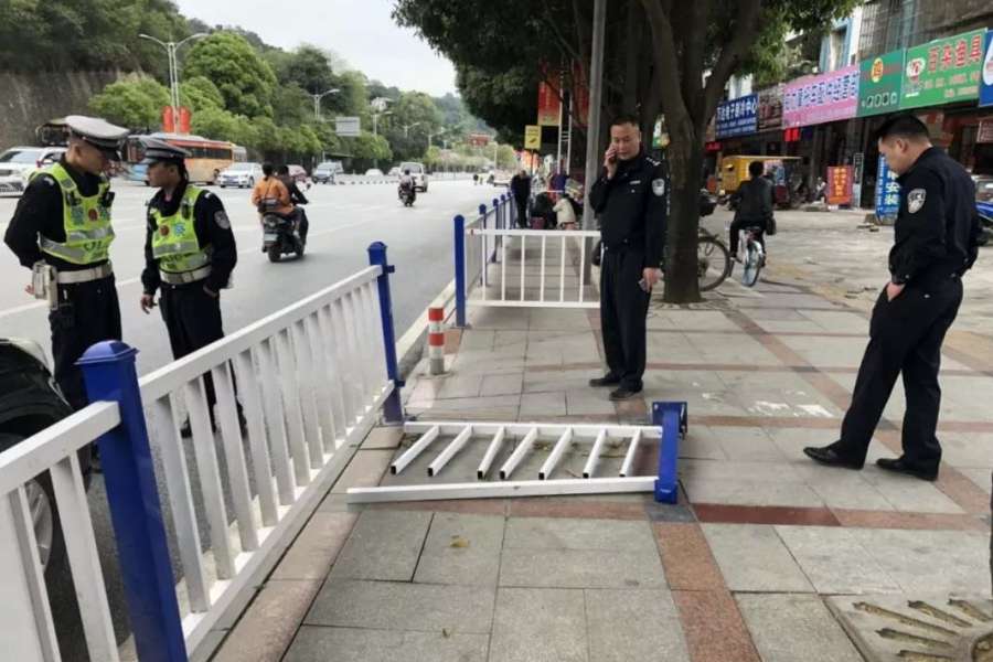 奇葩！百色一老板竟拆除交通护栏回家装修房子 - 靖西市·靖西网