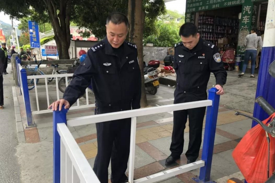 奇葩！百色一老板竟拆除交通护栏回家装修房子 - 靖西市·靖西网