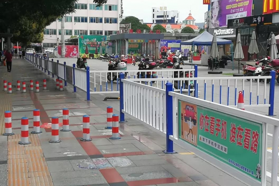 奇葩！百色一老板竟拆除交通护栏回家装修房子 - 靖西市·靖西网