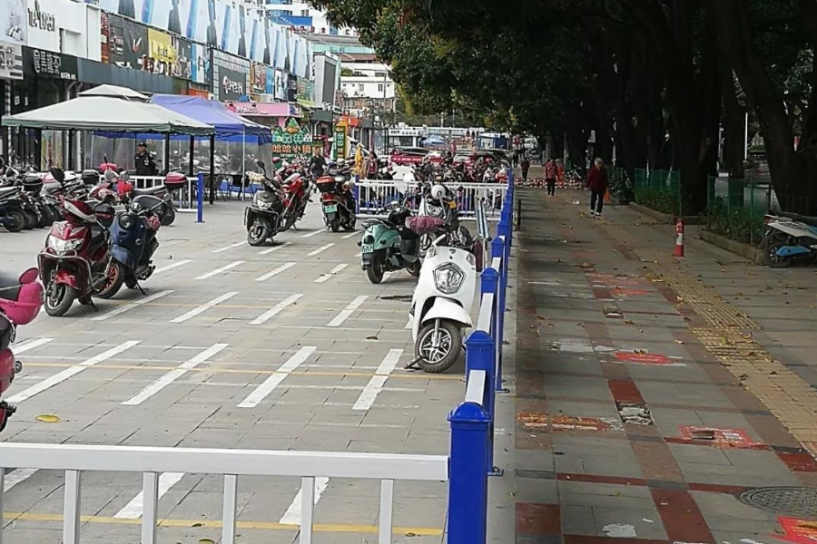 奇葩！百色一老板竟拆除交通护栏回家装修房子 - 靖西市·靖西网