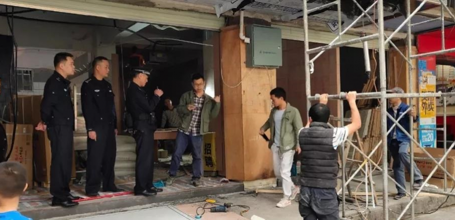 奇葩！百色一老板竟拆除交通护栏回家装修房子 - 靖西市·靖西网